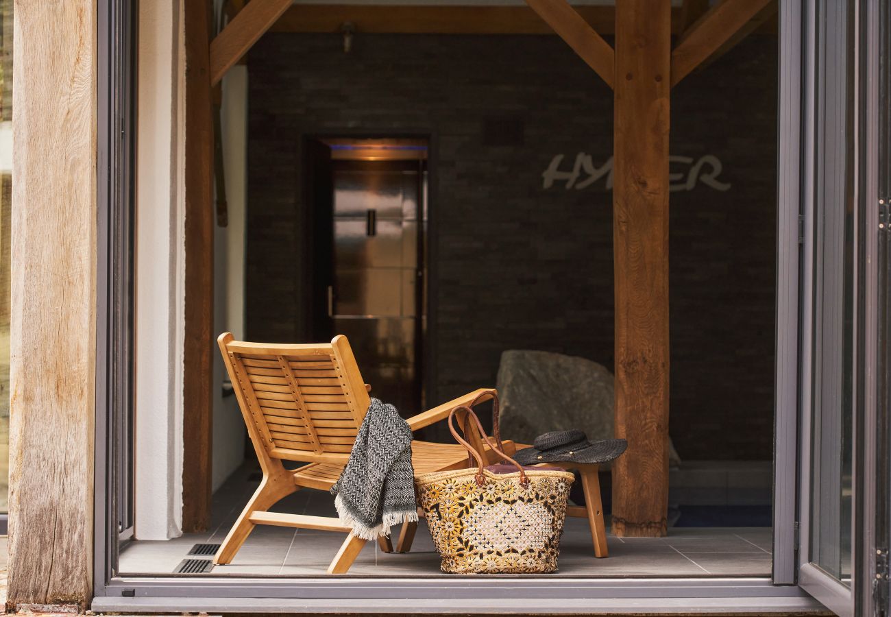 Fresh Escapes - Swifts Return - Romantic -  hot tub , sauna, pool