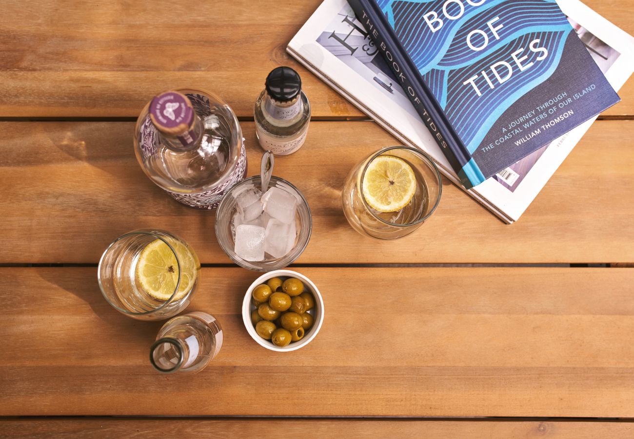 Fresh Escapes - Swifts Return - Romantic -  hot tub , sauna, pool