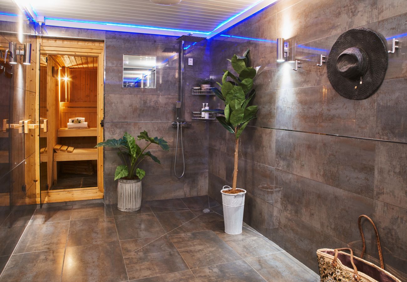 Fresh Escapes - Swifts Return - Romantic -  hot tub , sauna, pool