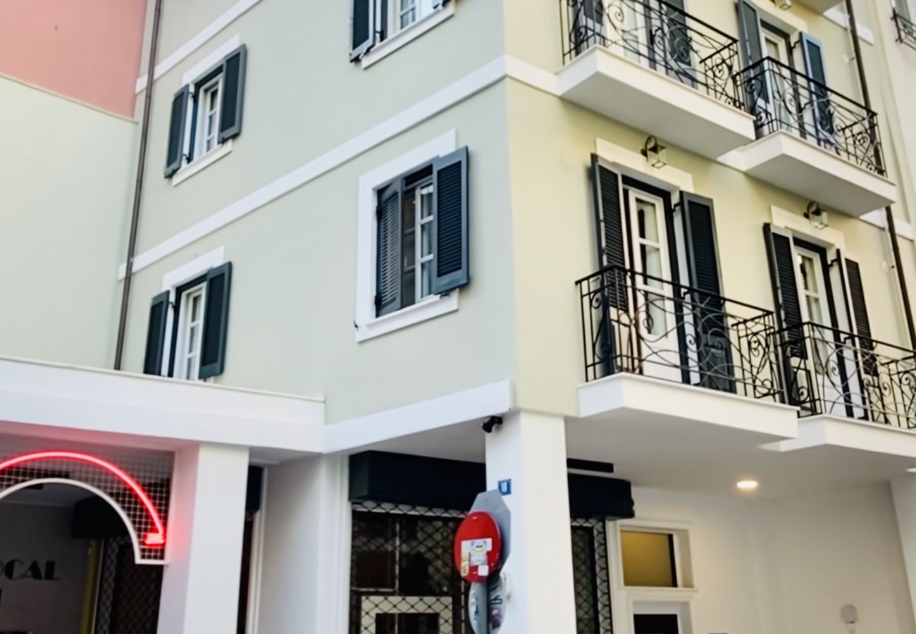 Studio in Athens - 2nd Floor Studio-Goldfish