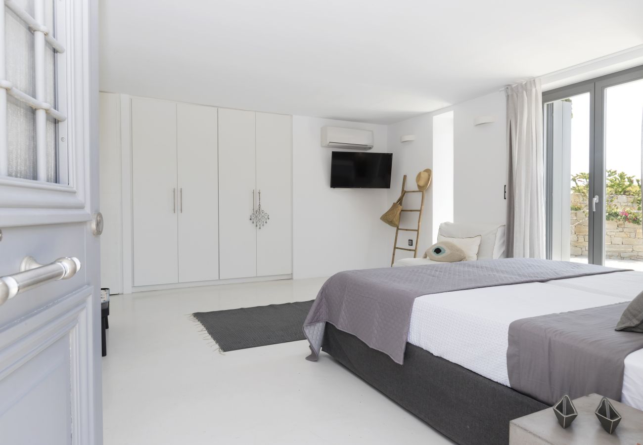 Villa in Naousa - Kolimbithres Rock Villa