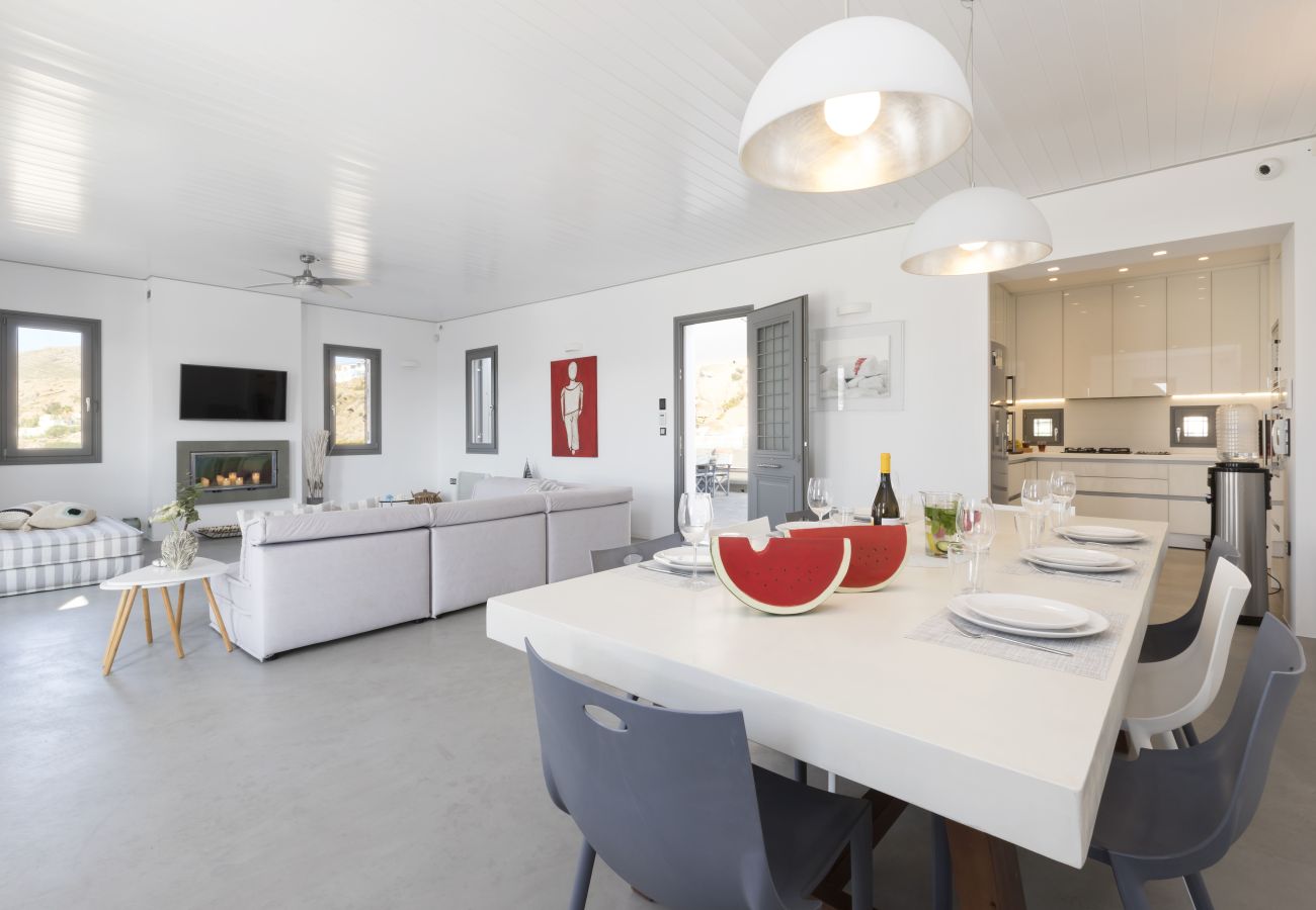 Villa in Naousa - Kolimbithres Rock Villa