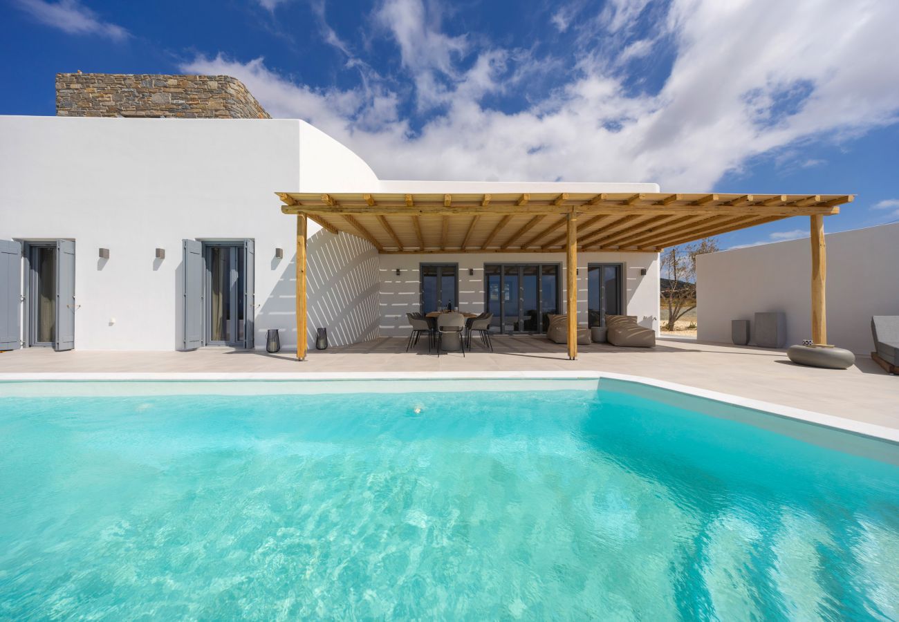 Villa in Aspro Chorio - Poolside Panorama: Coastal Luxury & Vistas