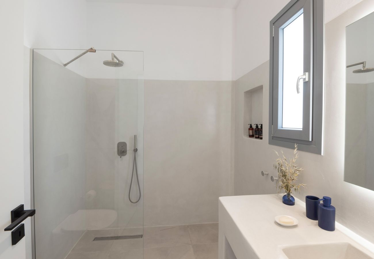 Villa in Aspro Chorio - Poolside Panorama: Coastal Luxury & Vistas