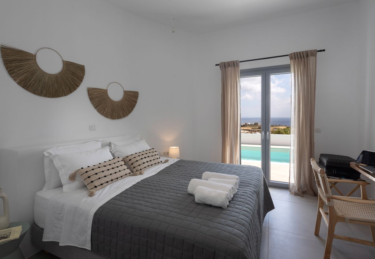 Villa in Aspro Chorio - Poolside Panorama: Coastal Luxury & Vistas