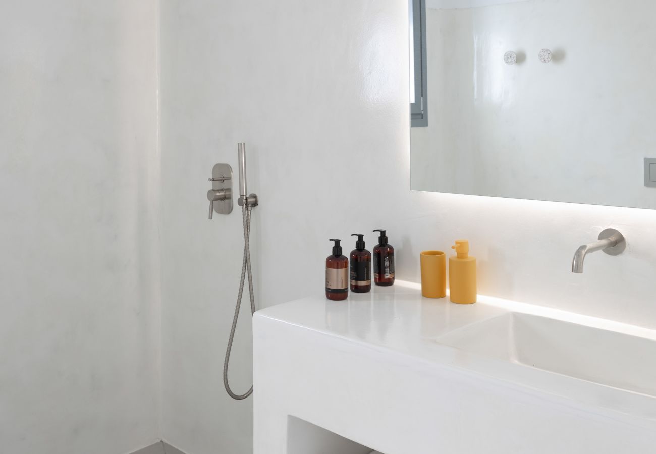 Villa in Aspro Chorio - Poolside Panorama: Coastal Luxury & Vistas