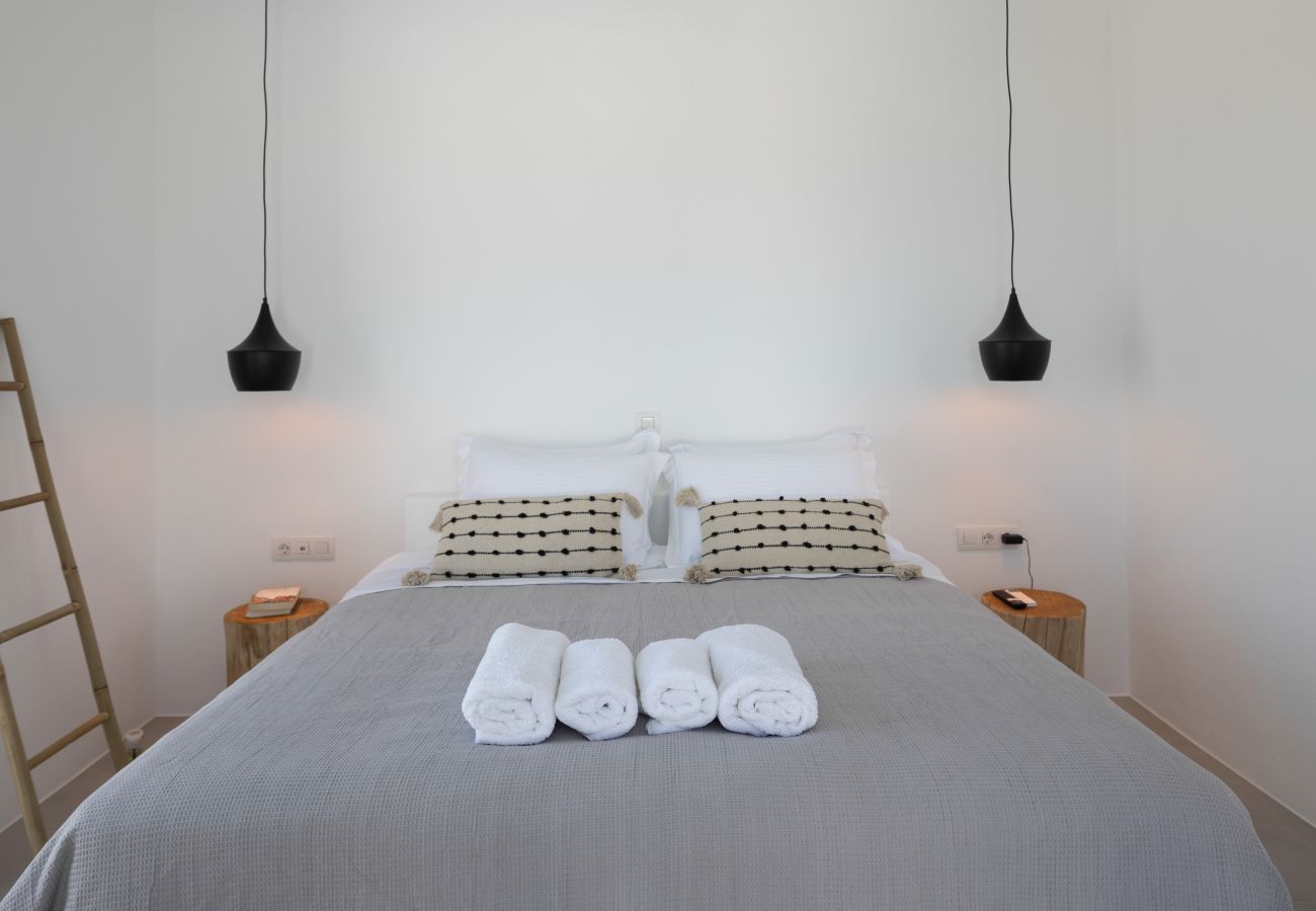 Villa in Aspro Chorio - Poolside Panorama: Coastal Luxury & Vistas