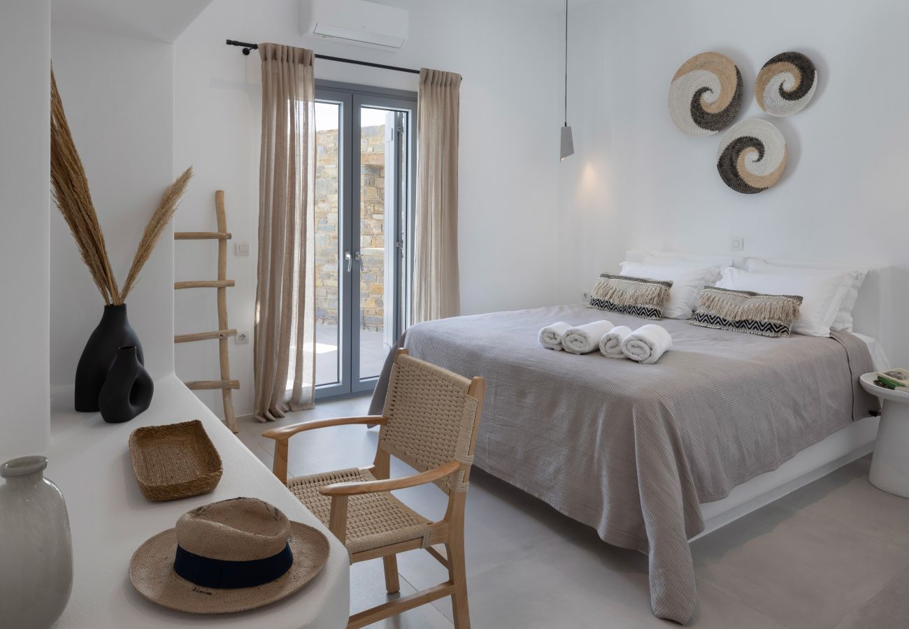 Villa in Aspro Chorio - Poolside Panorama: Coastal Luxury & Vistas