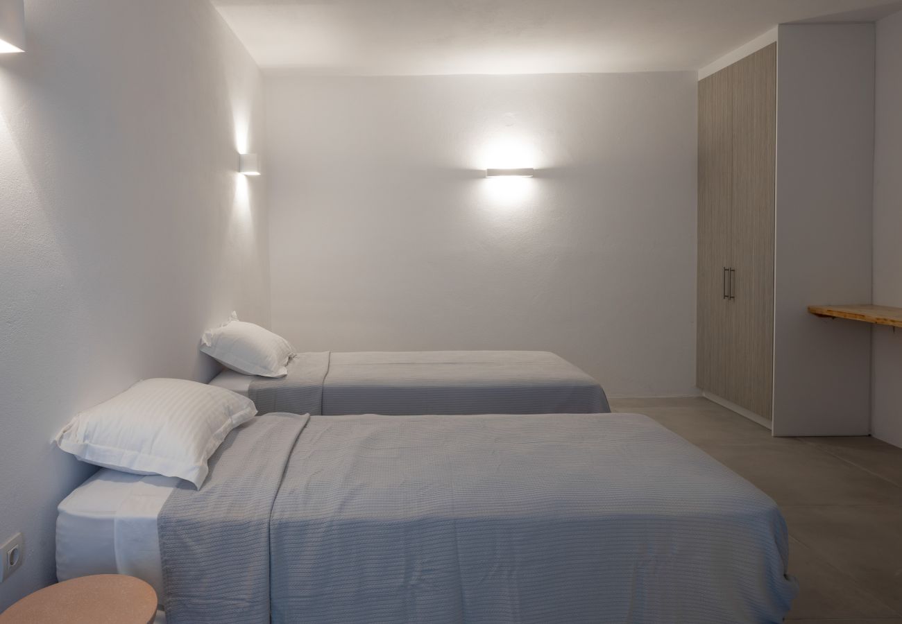 Villa in Aspro Chorio - Poolside Panorama: Coastal Luxury & Vistas