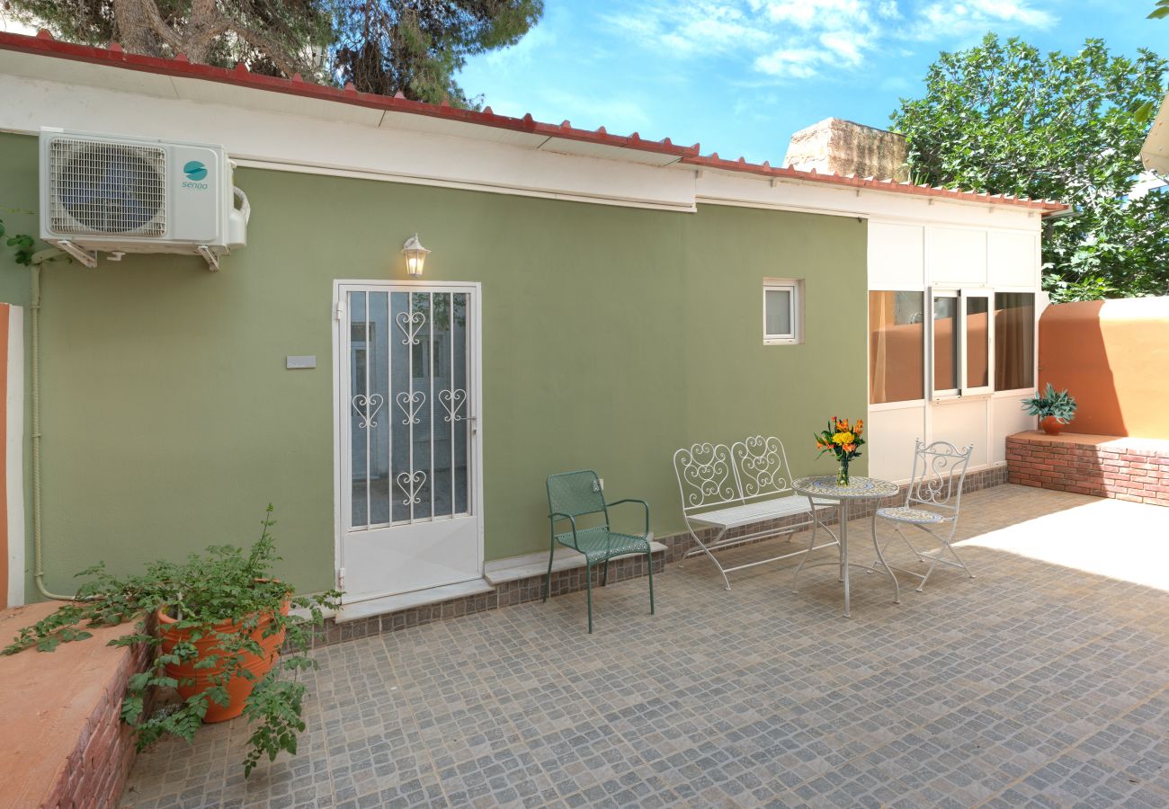 Apartment in Athens - The perfect garden studio next to conference centres