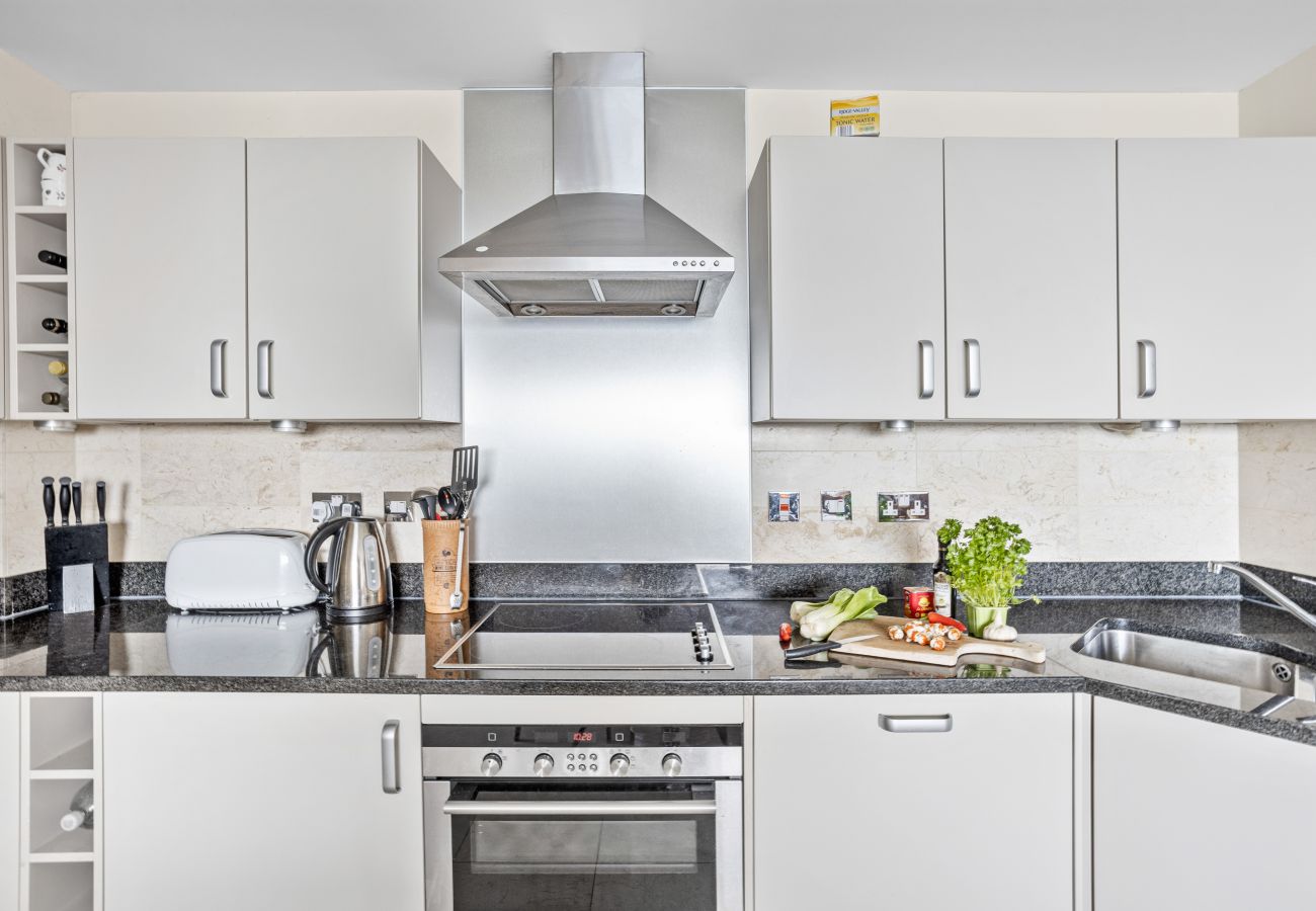 Fresh Escapes - B6 Masts - Sleeps 6 -Torquay - Sea View