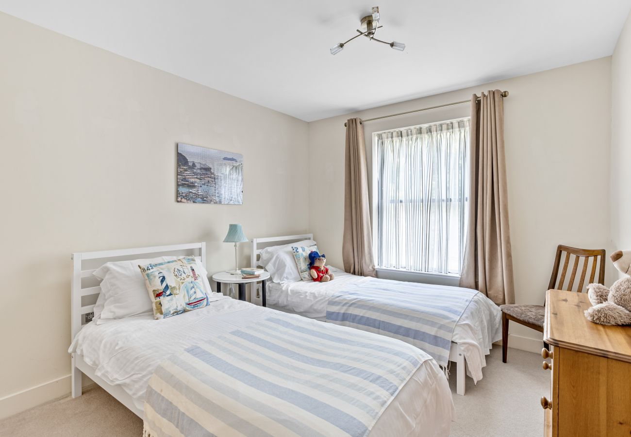 Fresh Escapes - B6 Masts - Sleeps 6 -Torquay - Sea View