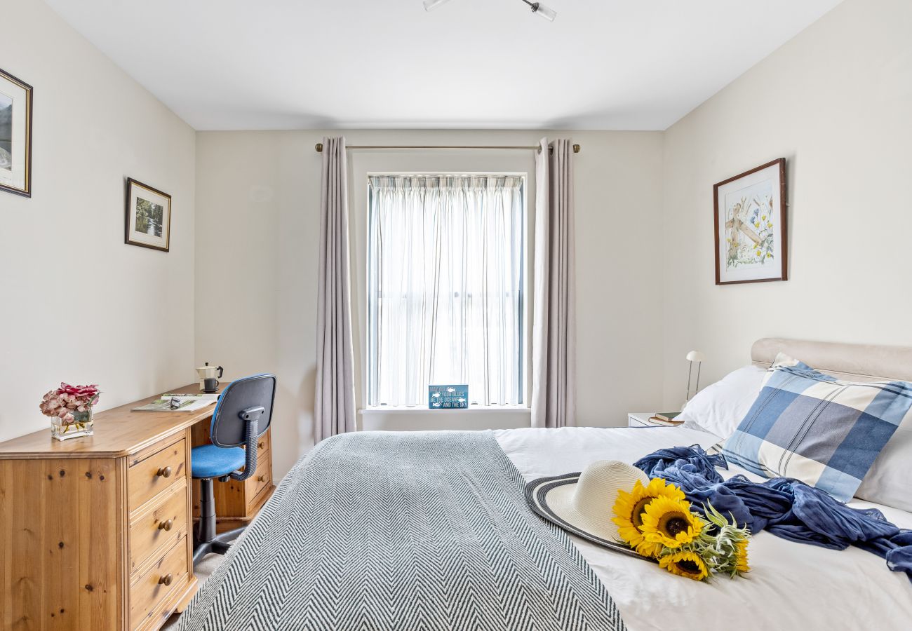 Fresh Escapes - B6 Masts - Sleeps 6 -Torquay - Sea View