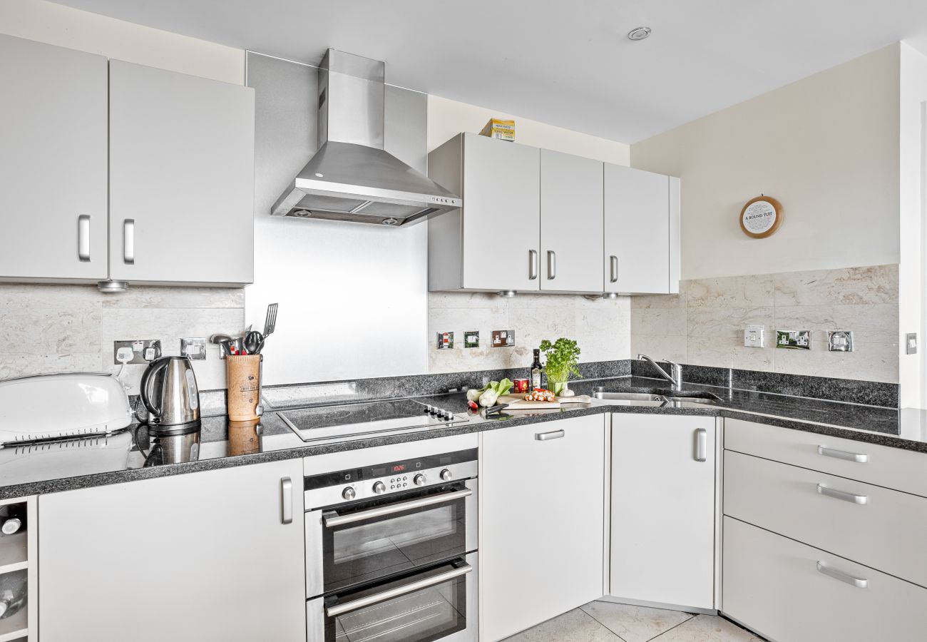 Fresh Escapes - B6 Masts - Sleeps 6 -Torquay - Sea View