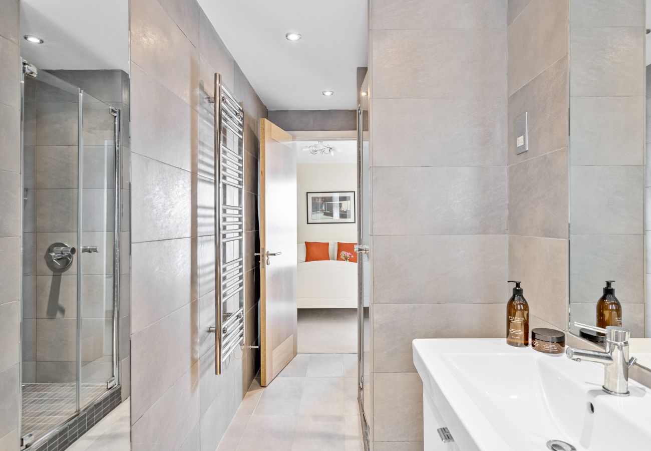 Fresh Escapes - B6 Masts - Sleeps 6 -Torquay - Sea View