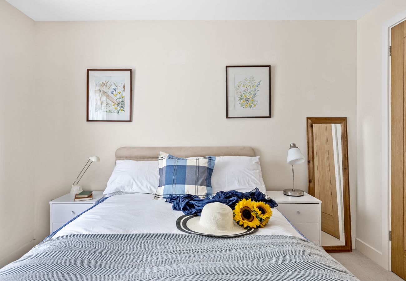 Fresh Escapes - B6 Masts - Sleeps 6 -Torquay - Sea View