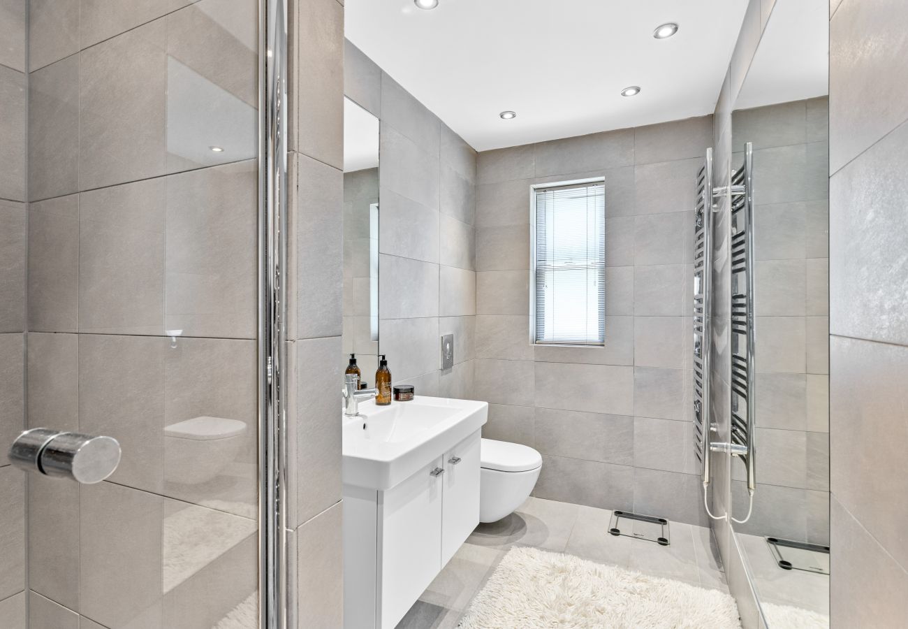 Fresh Escapes - B6 Masts - Sleeps 6 -Torquay - Sea View