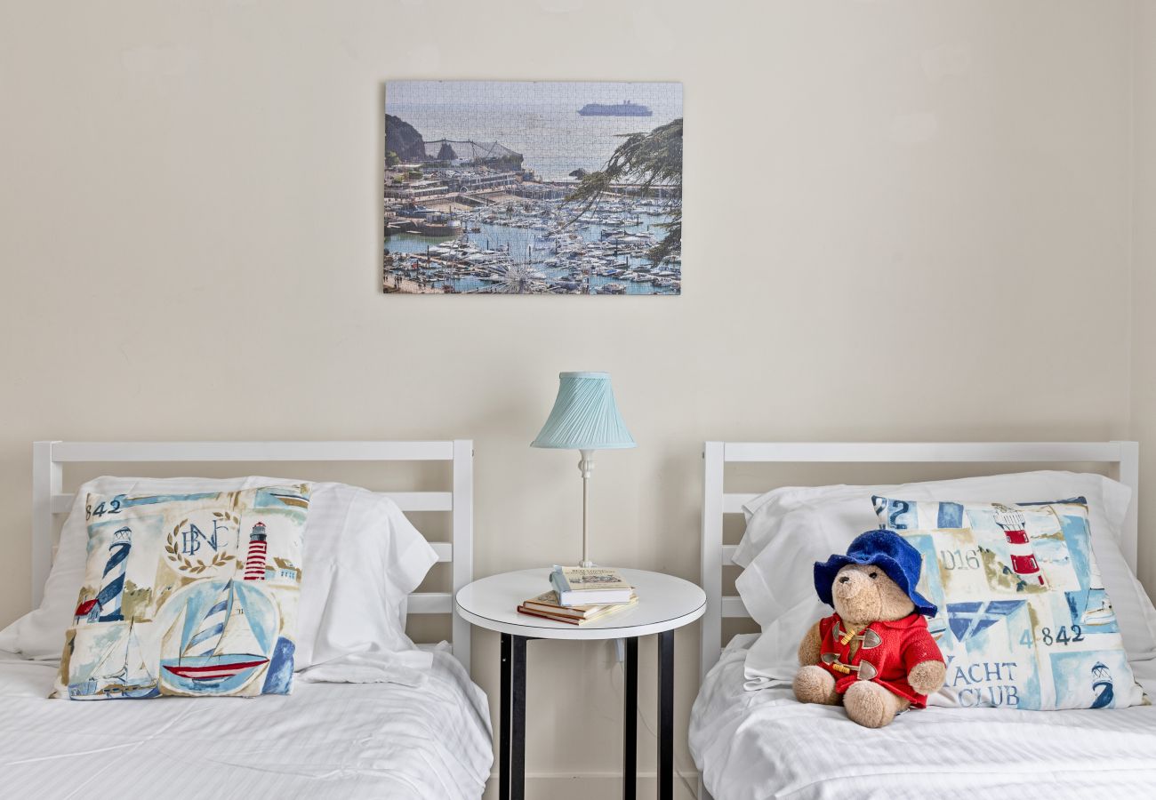 Fresh Escapes - B6 Masts - Sleeps 6 -Torquay - Sea View