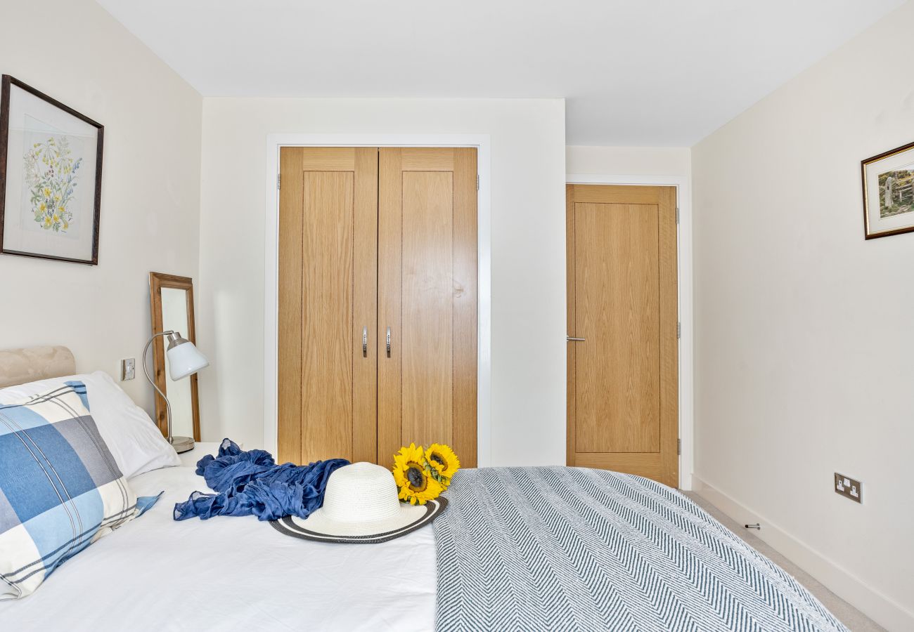 Fresh Escapes - B6 Masts - Sleeps 6 -Torquay - Sea View