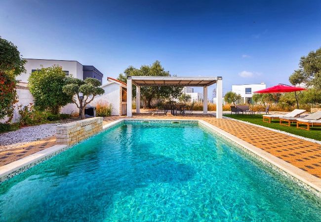 House in Galižana - Private Heated Pool, Sport Fields - Villa Sunshine