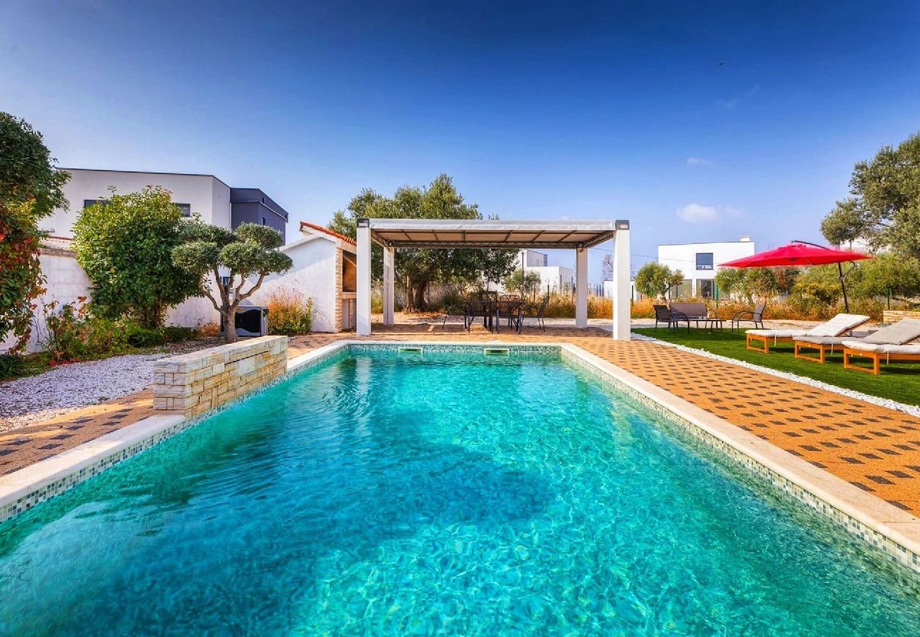 House in Galižana - Private Heated Pool, Sport Fields - Villa Sunshine