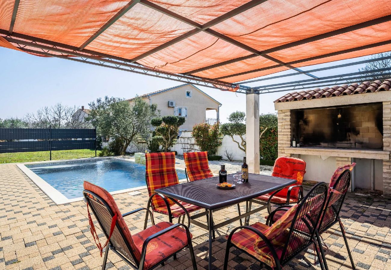 House in Galižana - Private Heated Pool, Sport Fields - Villa Sunshine