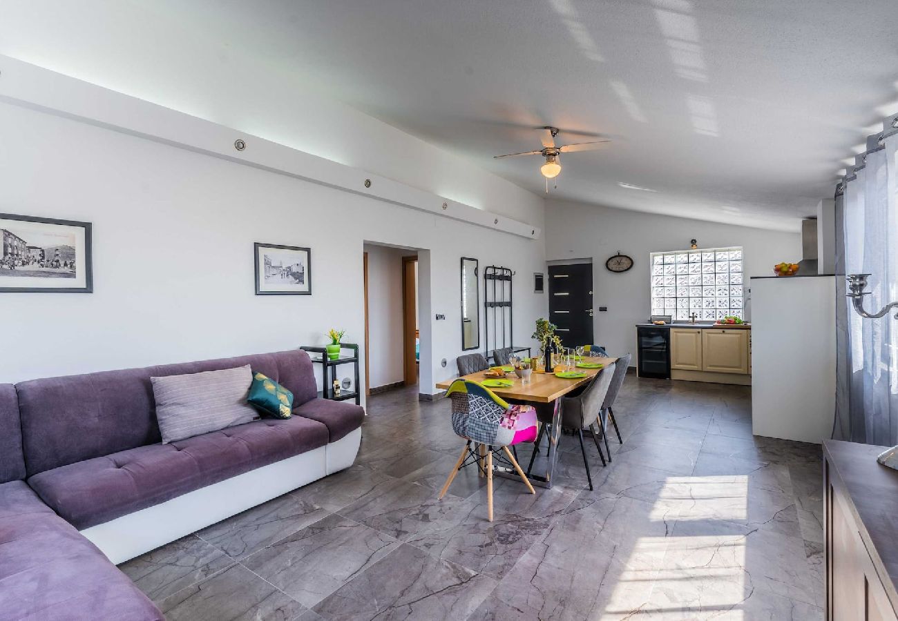 House in Galižana - Private Heated Pool, Sport Fields - Villa Sunshine