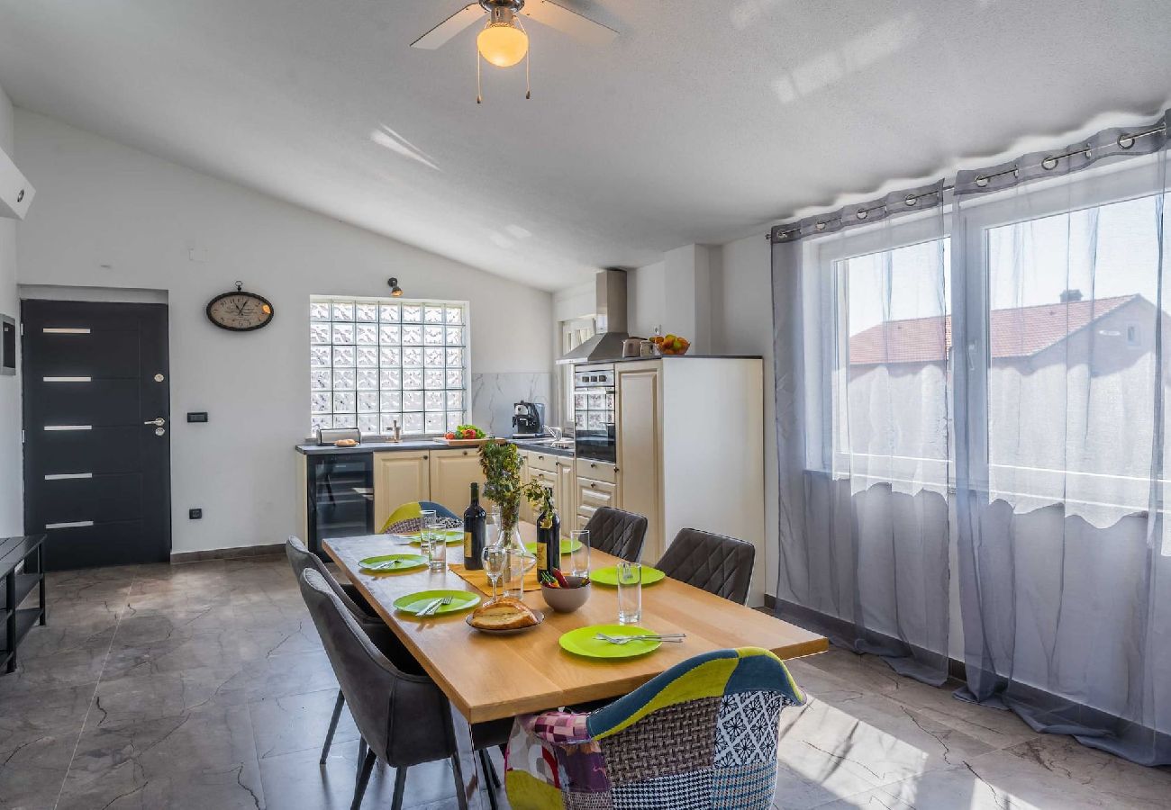 House in Galižana - Private Heated Pool, Sport Fields - Villa Sunshine