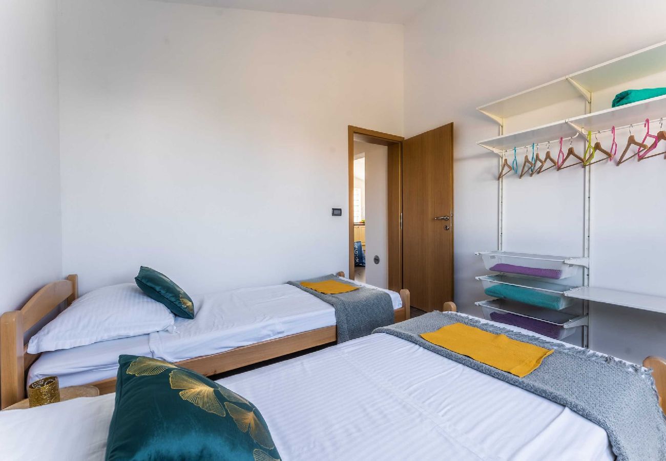 House in Galižana - Private Heated Pool, Sport Fields - Villa Sunshine