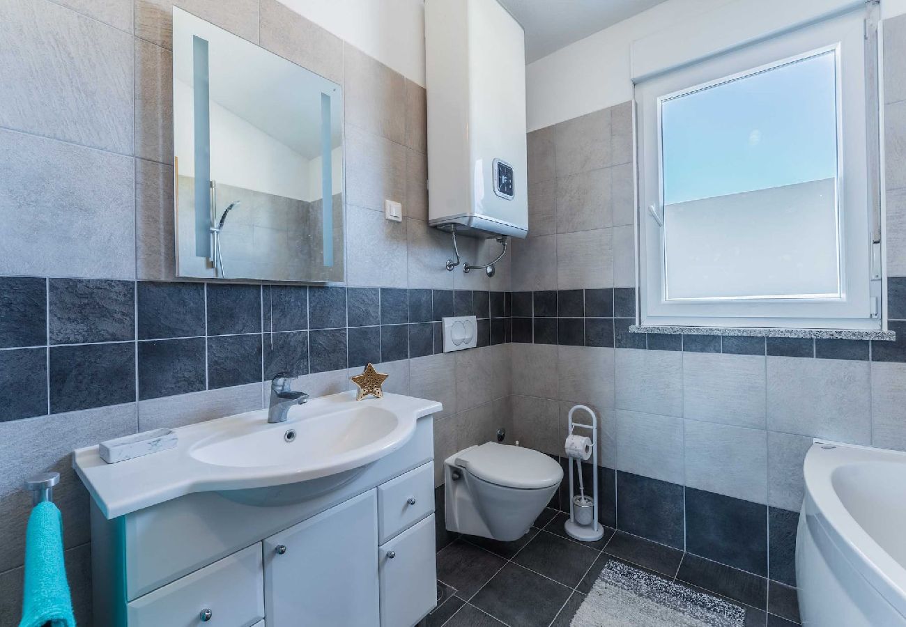 House in Galižana - Private Heated Pool, Sport Fields - Villa Sunshine