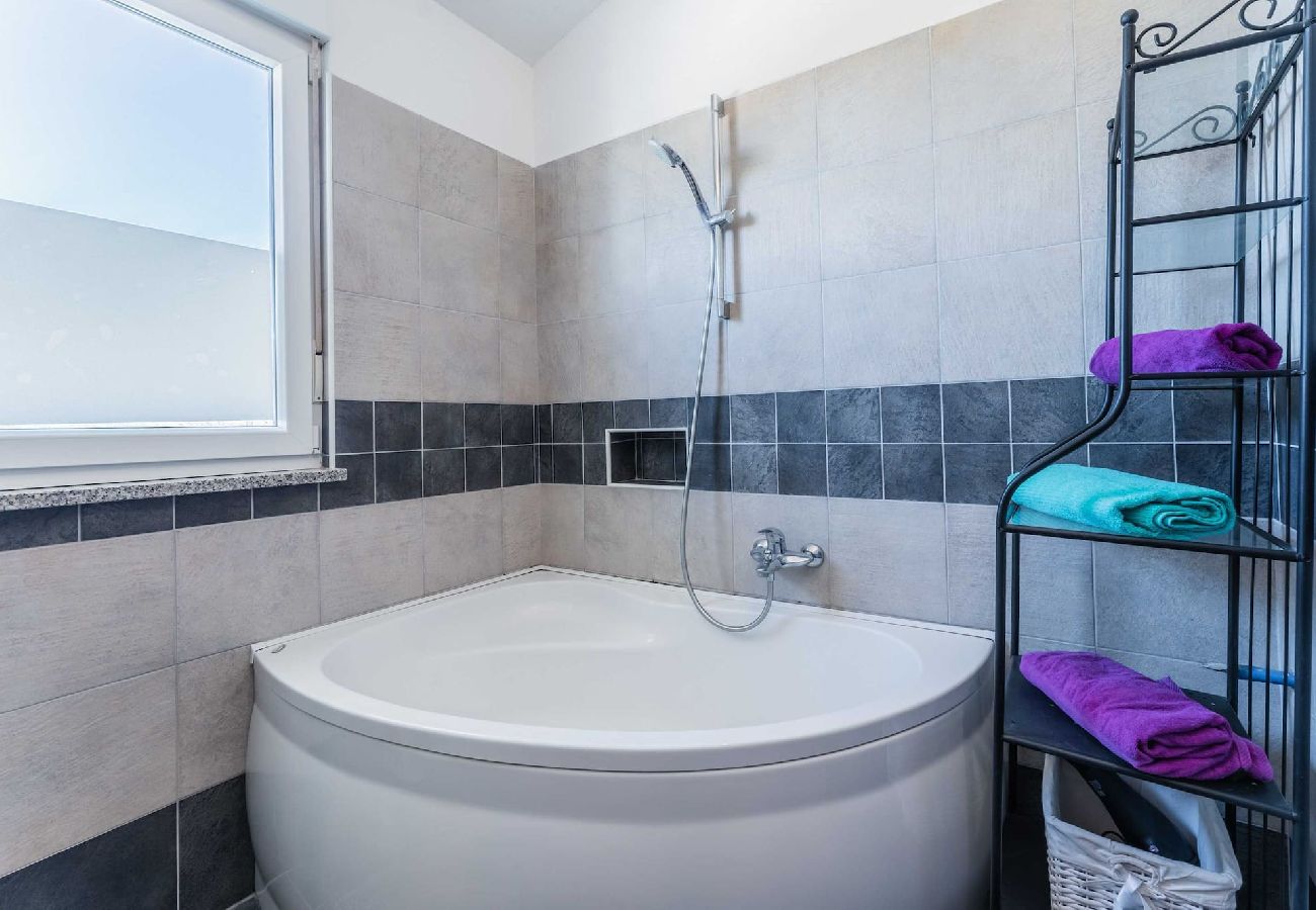 House in Galižana - Private Heated Pool, Sport Fields - Villa Sunshine