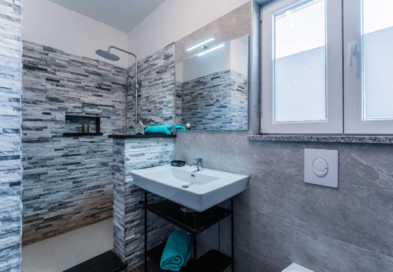 House in Galižana - Private Heated Pool, Sport Fields - Villa Sunshine