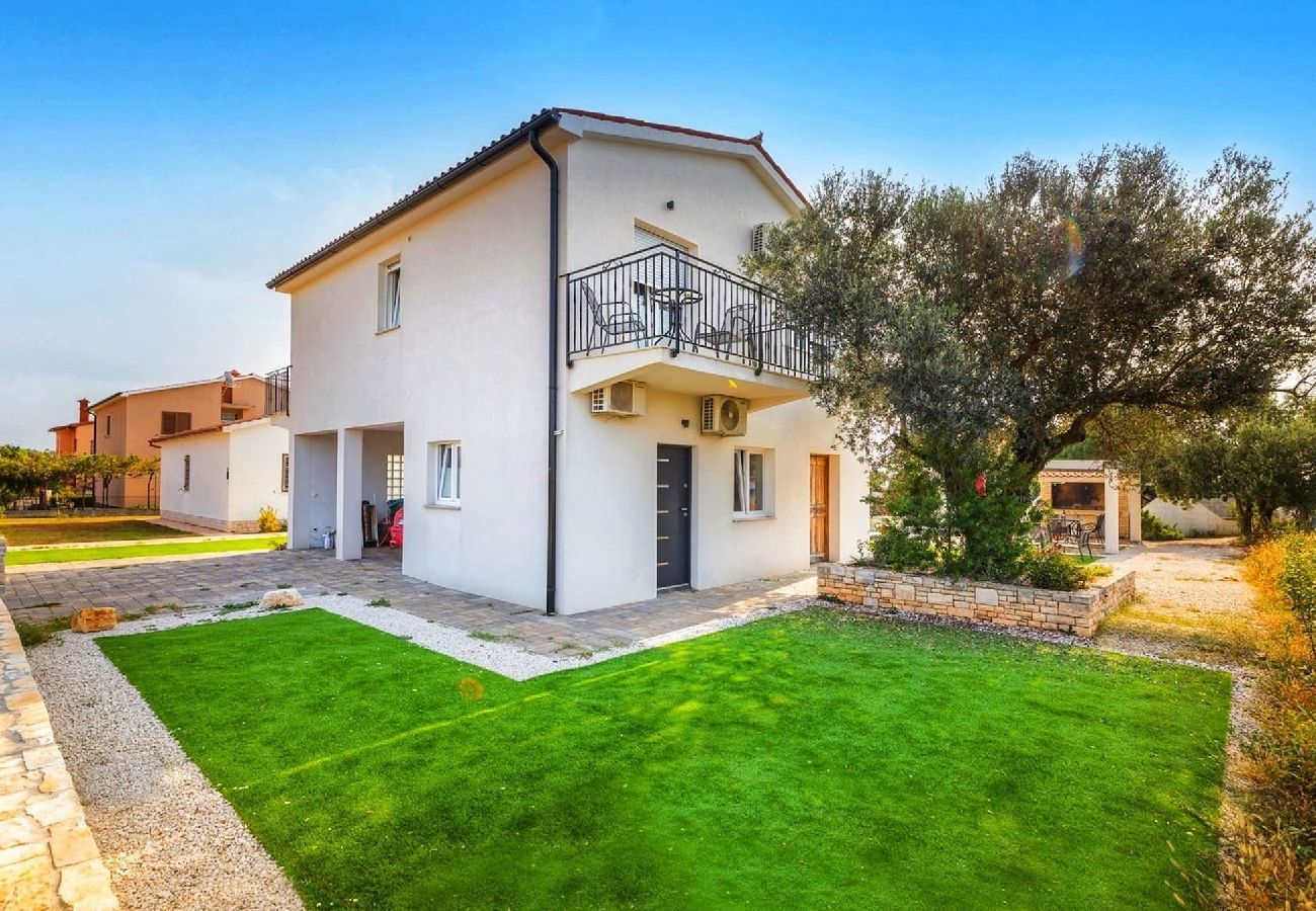 House in Galižana - Private Heated Pool, Sport Fields - Villa Sunshine