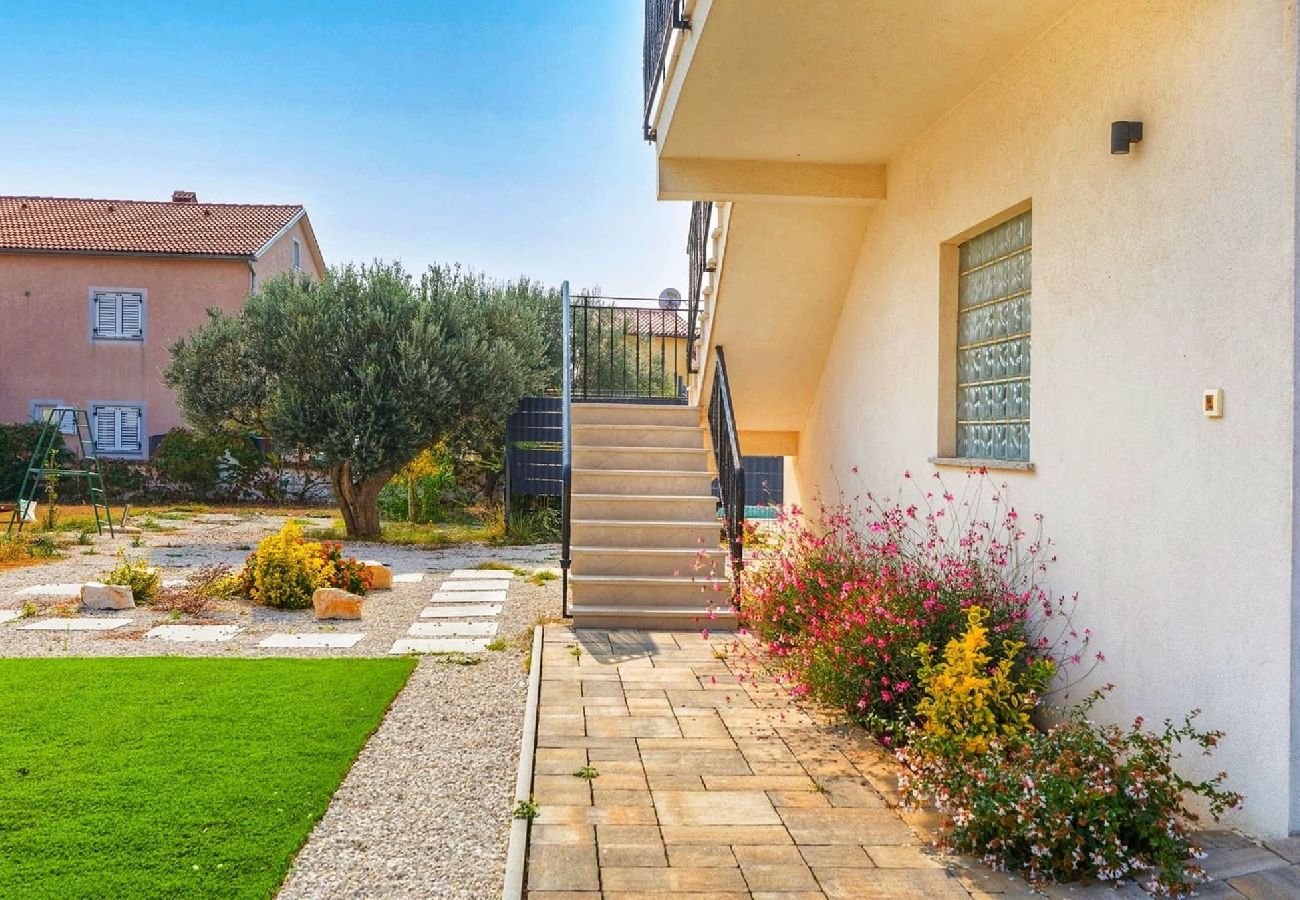 House in Galižana - Private Heated Pool, Sport Fields - Villa Sunshine