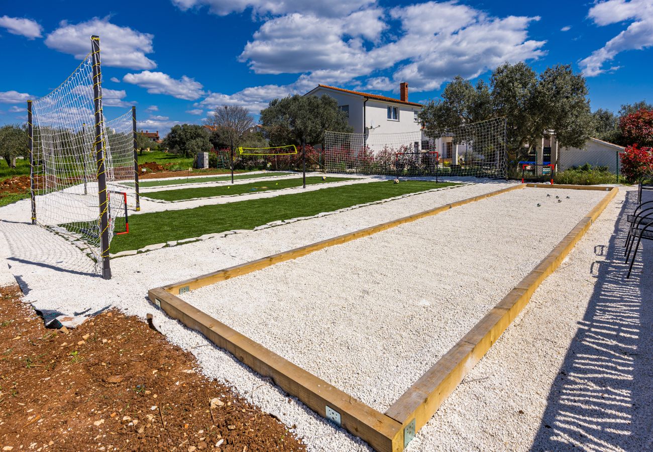 House in Galižana - Private Heated Pool, Sport Fields - Villa Sunshine