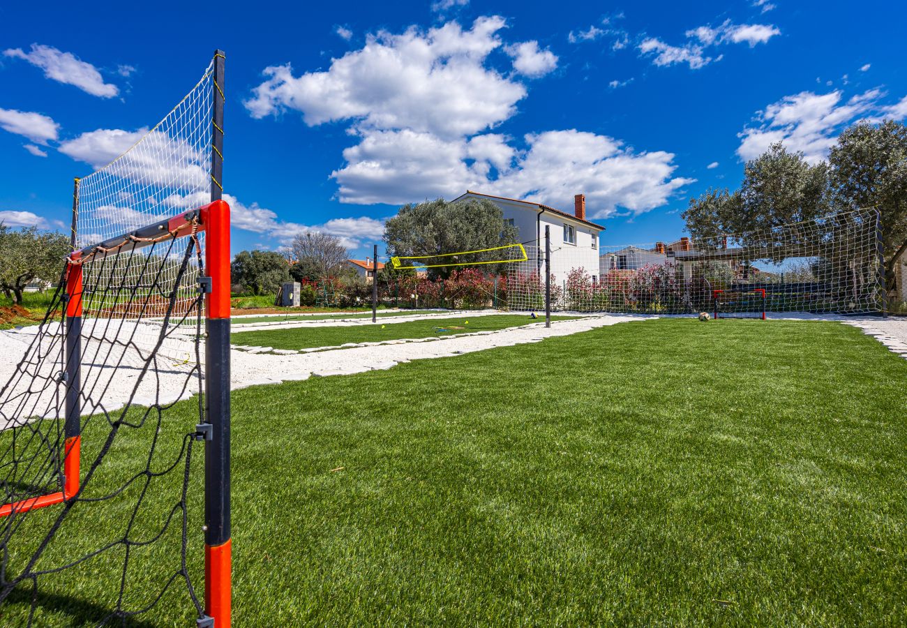 House in Galižana - Private Heated Pool, Sport Fields - Villa Sunshine