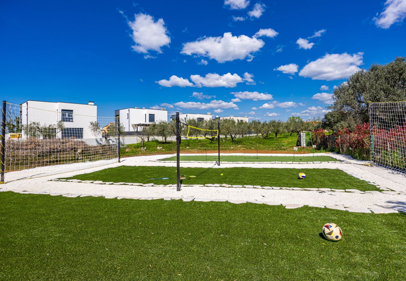 House in Galižana - Private Heated Pool, Sport Fields - Villa Sunshine