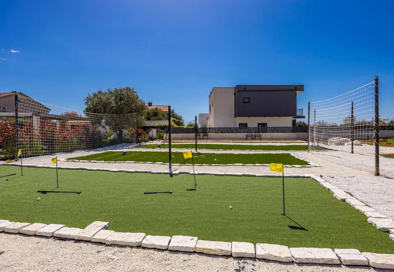 House in Galižana - Private Heated Pool, Sport Fields - Villa Sunshine