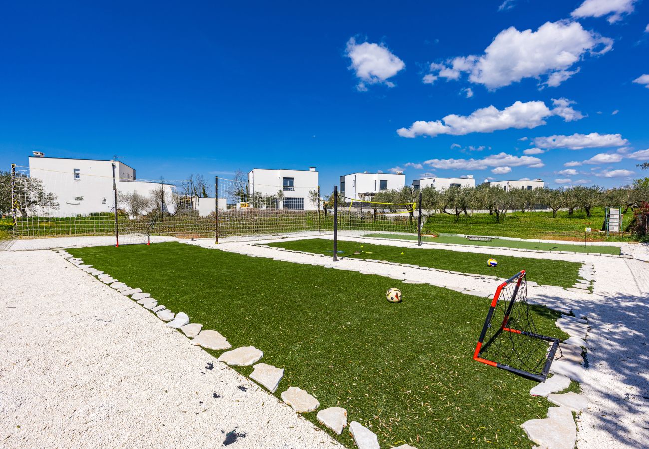 House in Galižana - Private Heated Pool, Sport Fields - Villa Sunshine