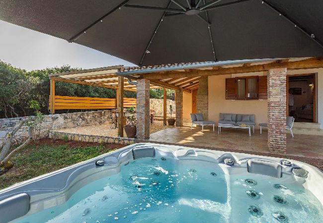 House in Pješcana uvala - Nature Oasis, Jacuzzi, Bikes - Casa Vala Romana