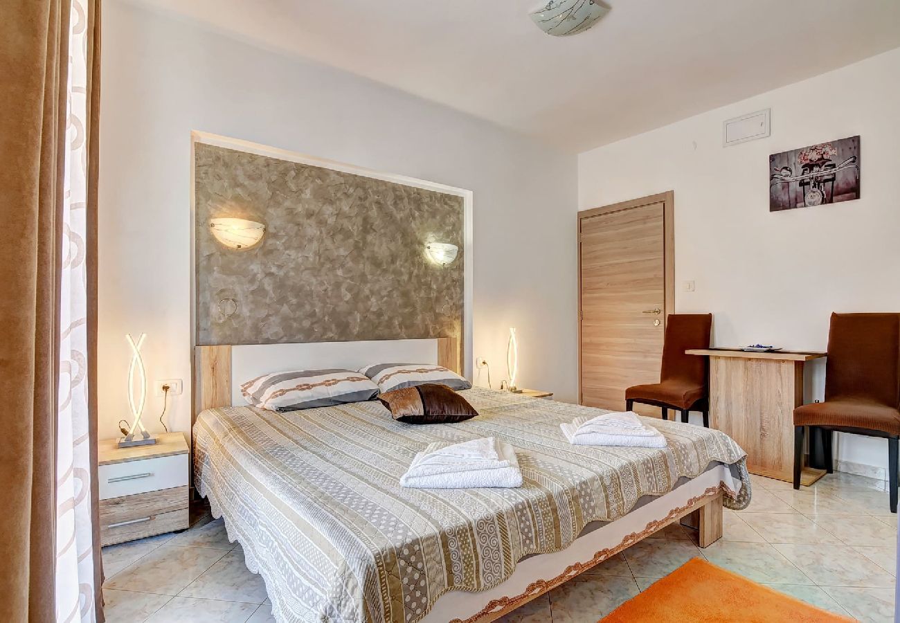 Studio in Valbandon - Relaxing Studio with Lovely Terrace - Kajfes A2 