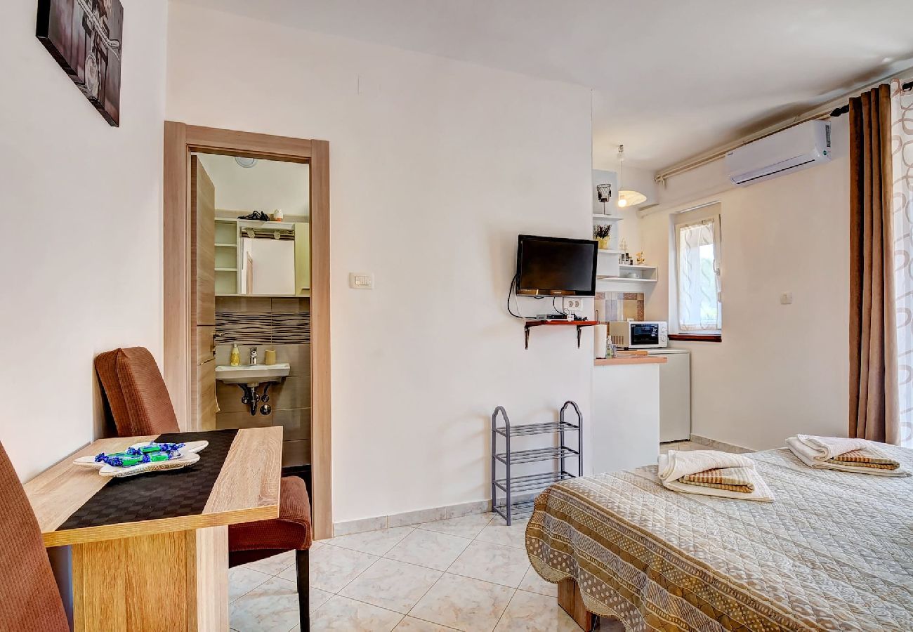 Studio in Valbandon - Relaxing Studio with Lovely Terrace - Kajfes A2 