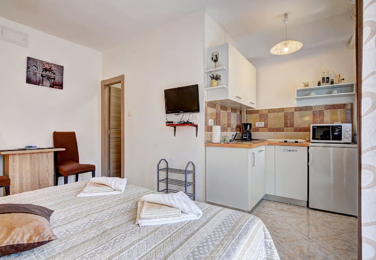 Studio in Valbandon - Relaxing Studio with Lovely Terrace - Kajfes A2 