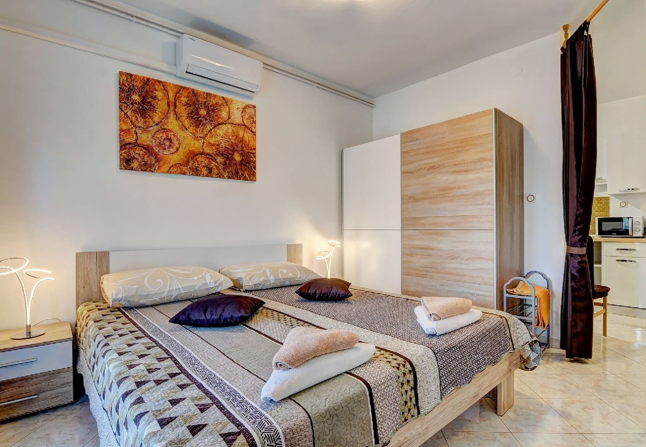 Studio in Valbandon - Lovely Relaxing  Studio with Terrace - Kajfes A3