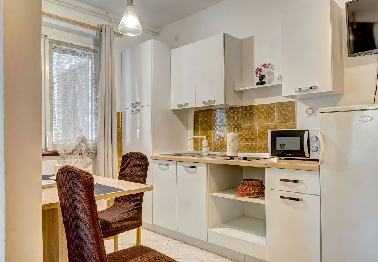 Studio in Valbandon - Lovely Relaxing  Studio with Terrace - Kajfes A3