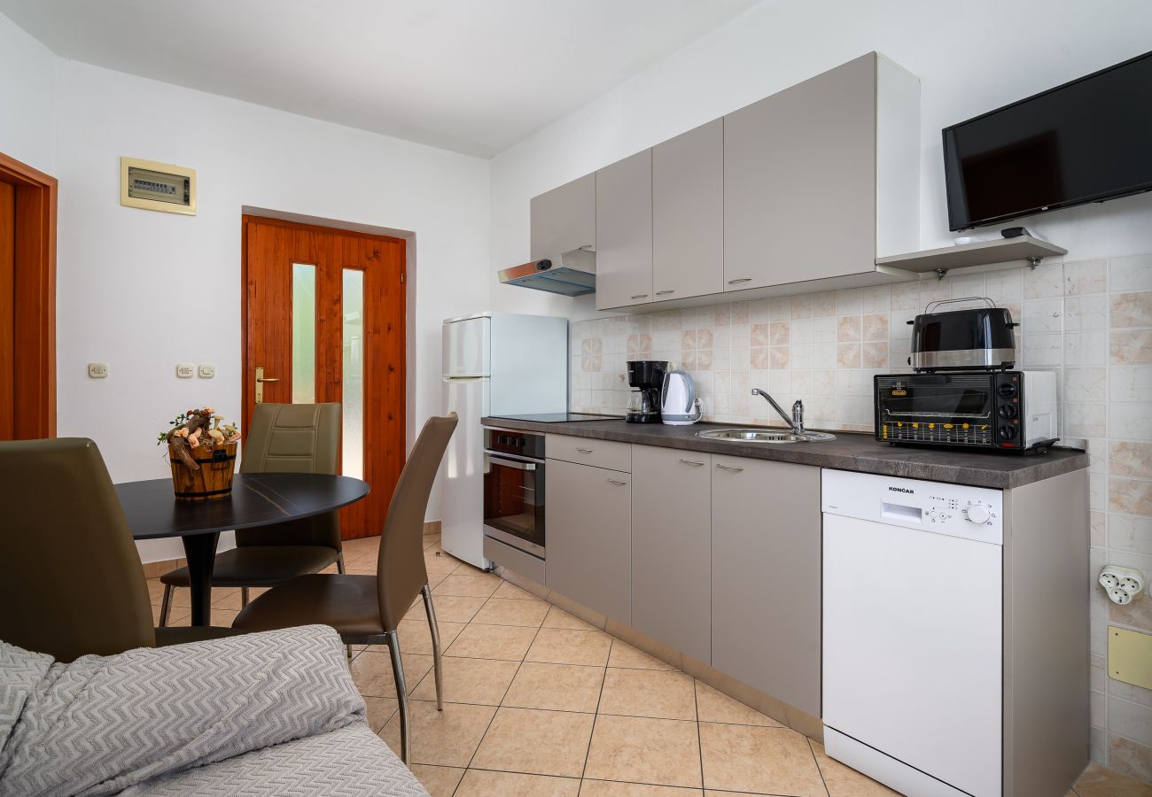 Apartment in Drenje - Relaxing Summer Apartment - Pool, Sauna, Jacuzzi 3