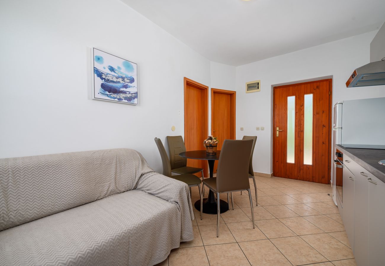 Apartment in Drenje - Relaxing Summer Apartment - Pool, Sauna, Jacuzzi 3