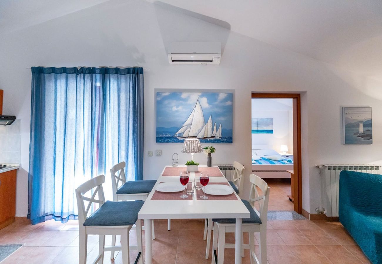 Apartment in Fažana - 50 Shades of Blue - Flowers C