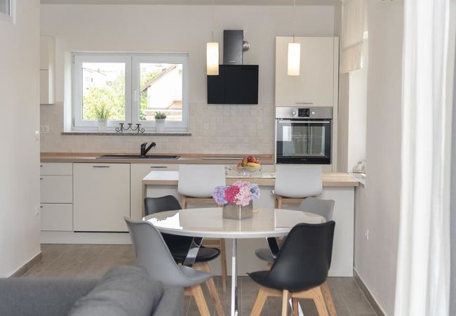 Apartment in Fažana - Modern Three Bedroom Apartment - Flowers B