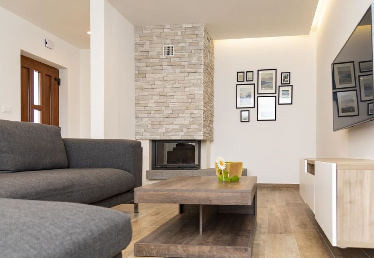 Apartment in Fažana - Modern Three Bedroom Apartment - Flowers B